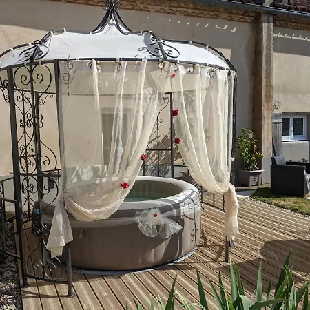 Au Clair De - Calme- Jardin Privatif Avec Jacuzzi Romance -vue Panoramique - Independantes